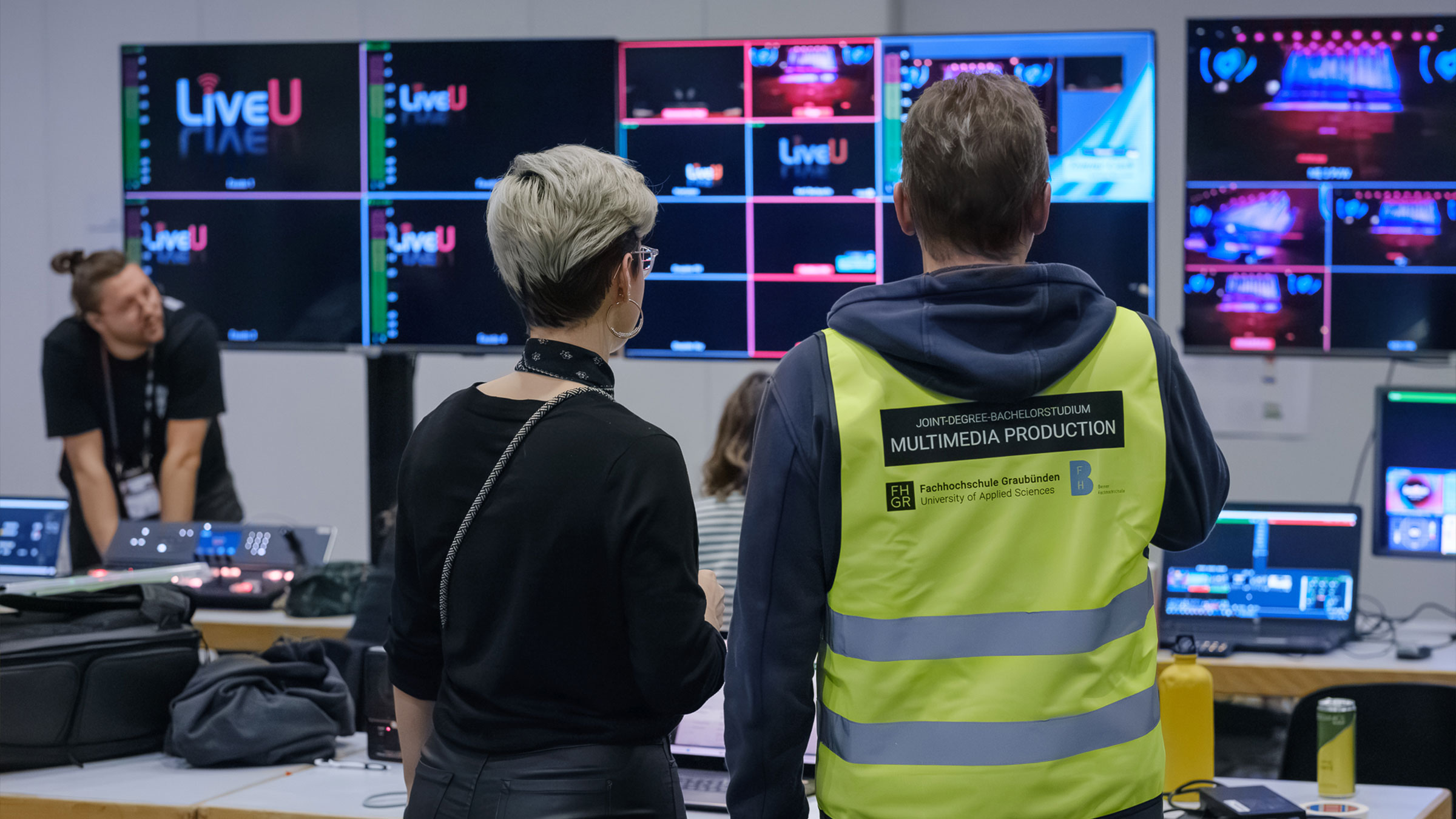 ESC Turquoise Carpet – FLavia und Roland im Produktionsraum Messe Basel